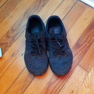 Nike womens size 7.5 Black